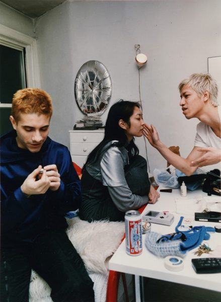 Lotto 118: WOLFGANG TILLMANS - Tom, Gillian & Thoy doing makeup, 1994