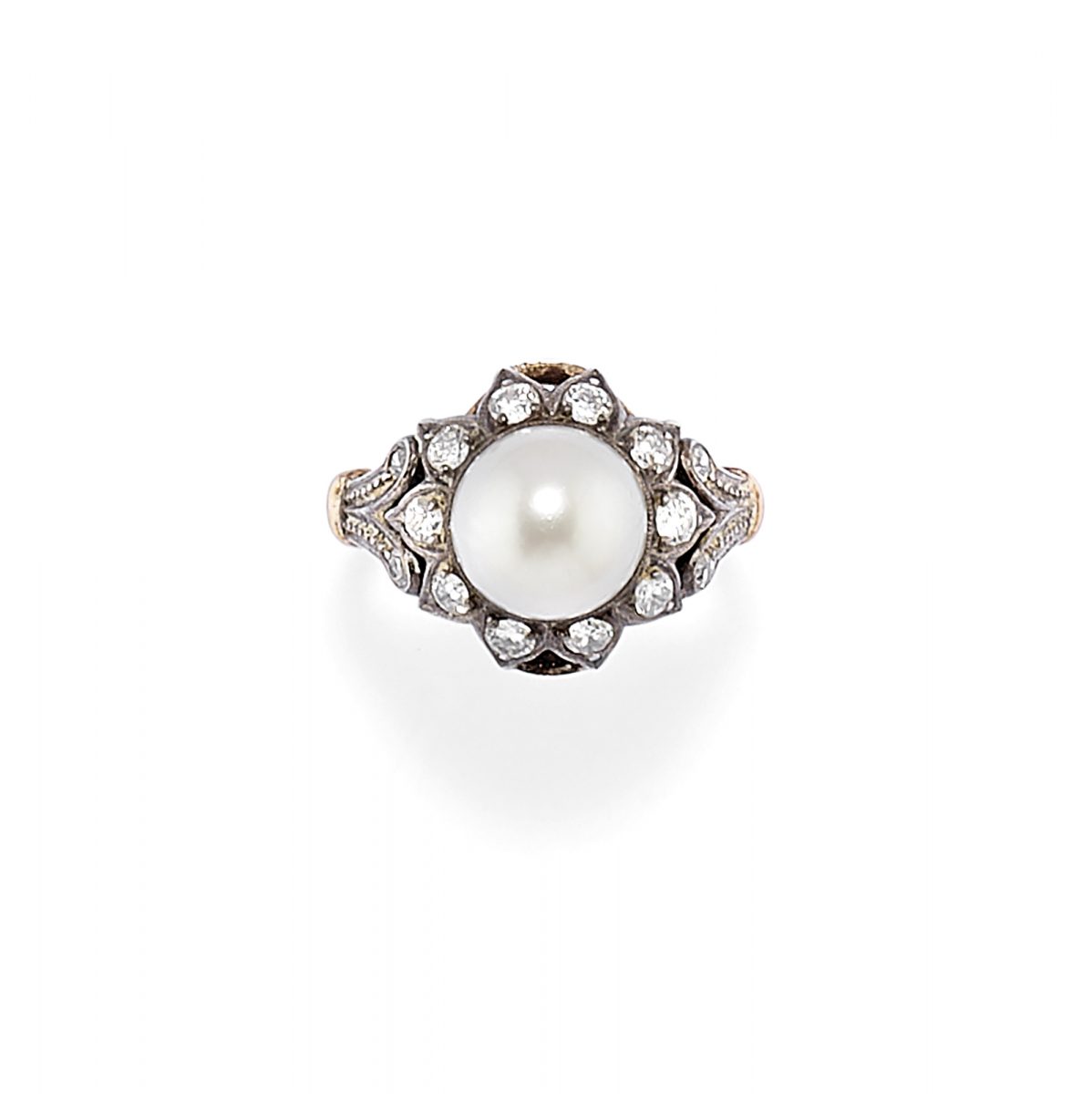 Lotto 482: Anello in argento, oro 18k, perla coltivata e diamanti