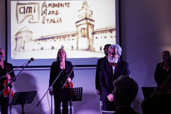 Il Maestro Vessicchio e l'orchestra del orchestra del Sesto Armonico durante la serata "Un Mare d'Amare"