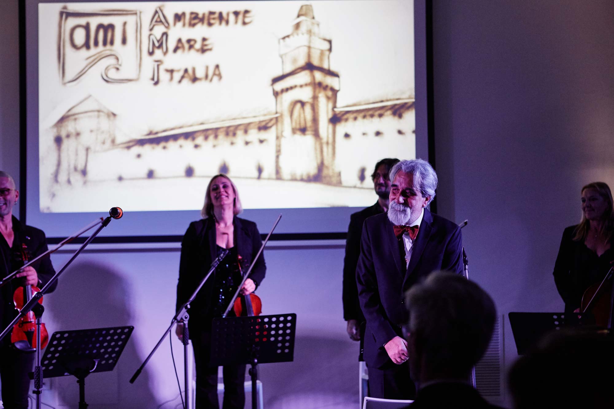 Il Maestro Vessicchio e l'orchestra del orchestra del Sesto Armonico durante la serata "Un Mare d'Amare"