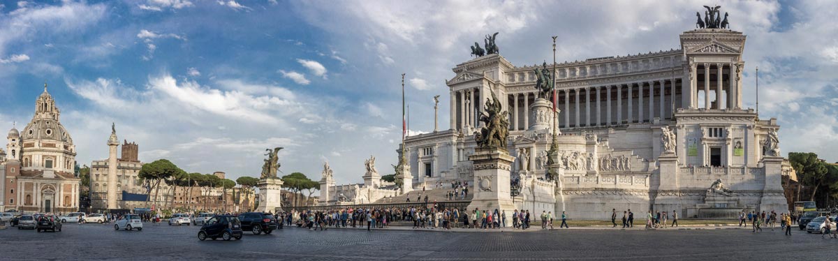 Uno scorcio da Piazza Venezia, guardando verso l'Altare della Patria da Nord-Ovest - via Wikipedia